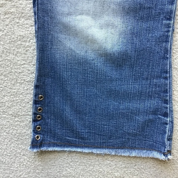 FOREVER 21 BLUE CROP JEANS DISTRESSED SIZE Large - Picture 3 of 8